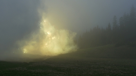 Leuchten im Nebel auf einem Hügel. Filmstill aus "Wunderschön und ruhig gelegen"