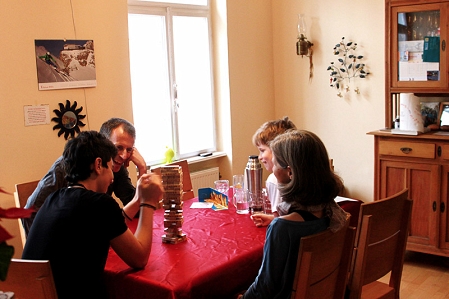 die familie spielt gemeinsam