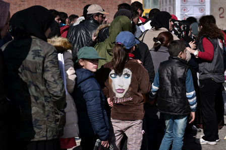 Schlange vor Rotem Kreuz, Lesbos