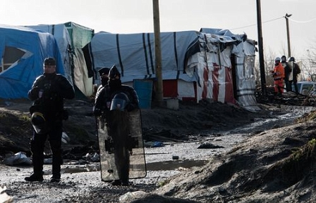 Polizei bei der Räumung des Flüchtlingscamps in Calais