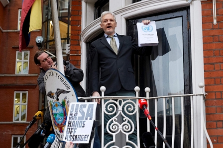 Julian Assange am Balkon der ecuadorianischen Botschaft in London