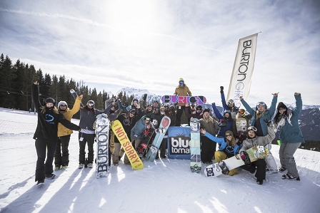 Gruppenfoto aller Snowboarderinnen