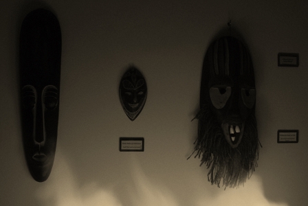 Afrikanische Masken an weißer Wand