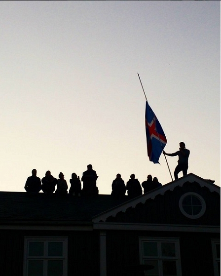 Auch auf den Dächern Reykjaviks stehen die Demonstranten