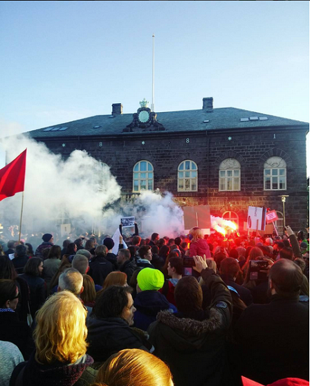 Demo Reykjavik mit Rauchschwaden