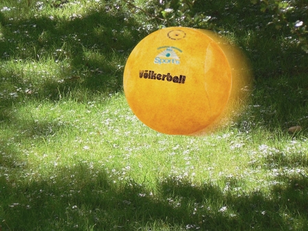 Völkerball auf einer Wiese