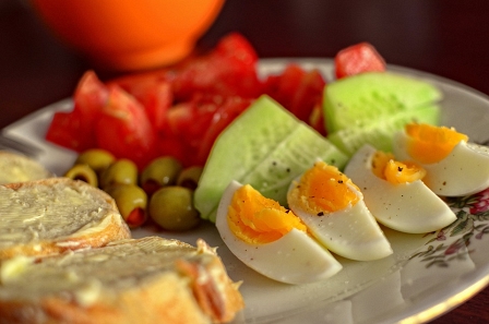 Gesundes Frühstück: Brot, Eier, Gemüse
