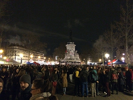 Viele Menschen am Abend bei der "Nuit Debout".