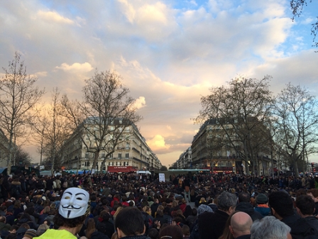 Eine große Menschenmenge in der Abenddämmerung beim "Nuit Debout".