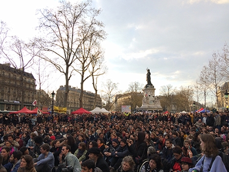 Eine große Menschenmenge in der Abenddämmerung beim "Nuit Debout".