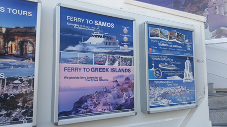 Werbeplakate für die Fähre nach Samos