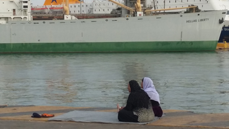 Zwei Frauen auf einer Decke im Hafen von Piräus