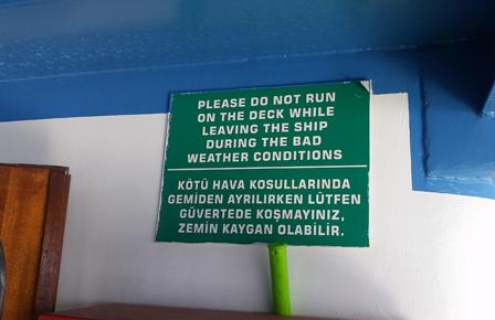 Sicherheitshinweis: "Please do not run on the deck while leaving the ship during the bad weather conditions"