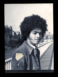 Schwarzer Österreicher mit Afro