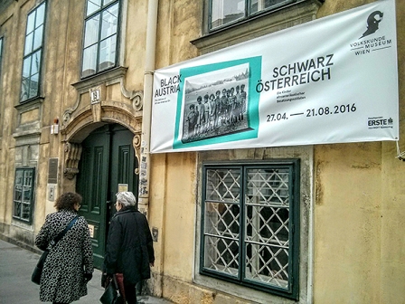 Volkskundemuseum mit Ausstellungsplakat zu SchwarzÖsterreich