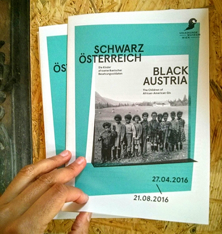 Ausstellungsbroschüre zu "SchwarzÖsterreich" mit Hand