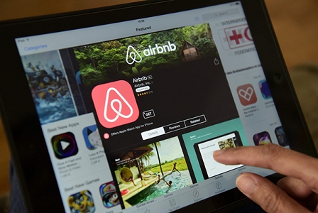 Tablet mit Airbnb App