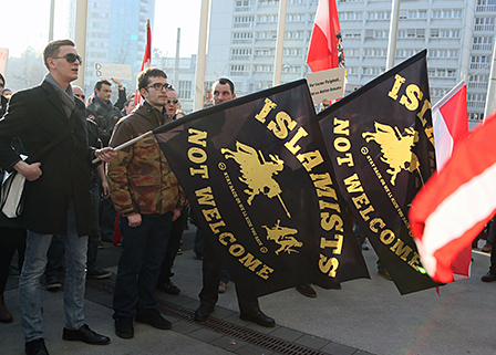 Islamfeindliche Transparente bei einer Demonstration der Pegida in Linz im Februar 2015