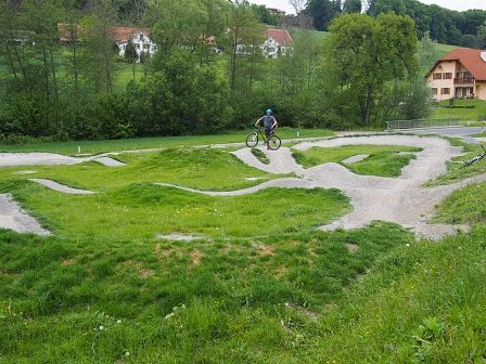 Radfahrer in der Mitte eines Pumptracks
