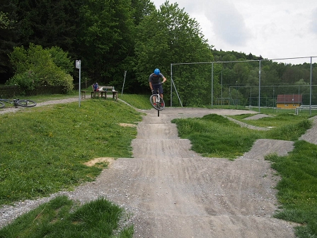 Mountainbiker springt über Erdhügel