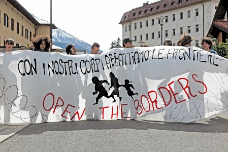 Jugendliche am Brennerpass. Sie tragen ein Transparent, auf dem steht: Open the borders!