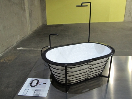 Carina Deuschls faltbare Badewanne ist in der Designhalle in Graz ausgestellt