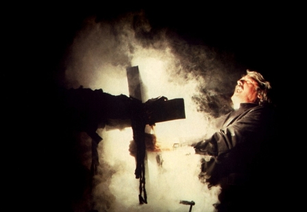 Kreuz, Nebel, Priester schreit