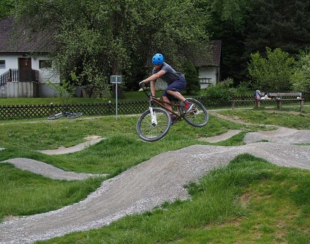 Mountainbiker im Sprung