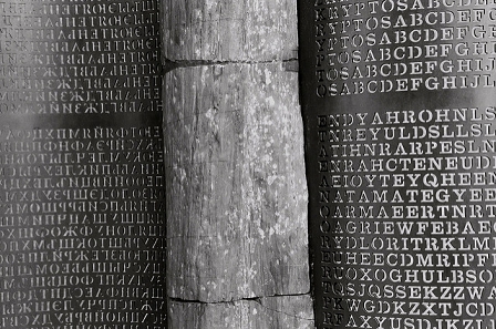 Foto von der Skulptur "Kryptos" vor dem CIA-Hauptgebäude.