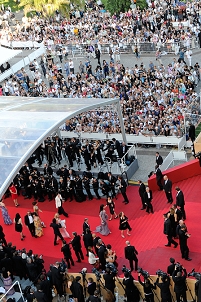 Menschen am roten Teppich in Cannes