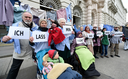 Aktion Armutskonferenz zur Mindestsicherung "Das letzte Hemd" am Montag, 25. April 2016, vor dem Sozialministerium in Wien