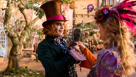 Johnny Depp und MIa Wasikowska in "ALice through the looking glass"