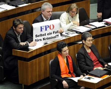 Die Gruenen Abgeordneten Albert Steinhauser (l.) und Karl Oellinger mit einem Plakat am Donnerstag, 26. Februar 2009, im Rahmen einer Sitzung des Nationalrates im Parlament in Wien. 