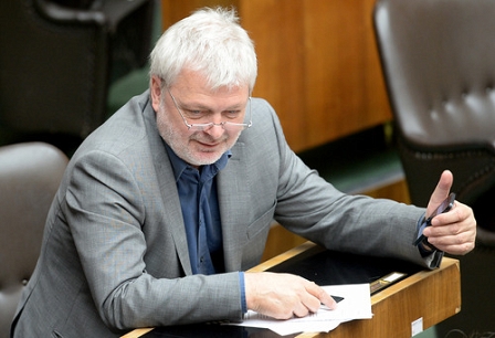 Der Abgeordnete Karl Öllinger (G) im Rahmen einer Sitzung des Nationalrates am Donnerstag, 28. April 2016, im Parlament in Wien. 