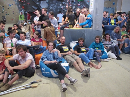 Schiedsrichterin Johanna Färber und viele Zuschauerinnen und Zuschauer in der Kletterhalle Block House in Graz freuen sich und lachen