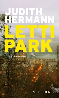 Auf dem Cover zu „Lettipark“ verdeckt Gestrüpp die Aussicht auf hohe Siedlungshäuser, der Himmel graut oder dämmert und warm leuchtet das Licht in den Fenstern der Wohnungen. 