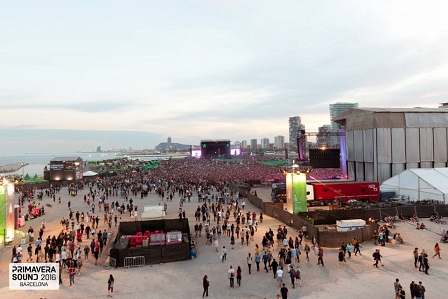 Leute 2 beim Primavera Sound Festival bei den 2 großen Bühnen