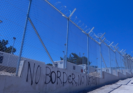 Zaun mit Aufschrift "No Border, No Nation"