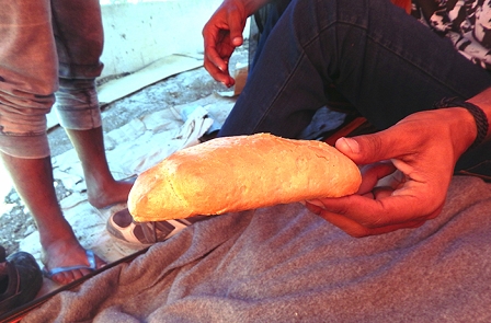 Ein Typ hält ein Brot