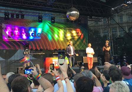 Christian Kern auf der Regenbogenparade