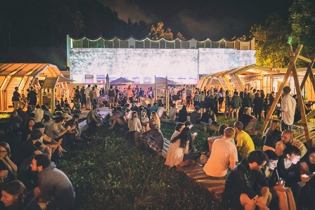 Gemütliches Sitzen vor der Poolbar