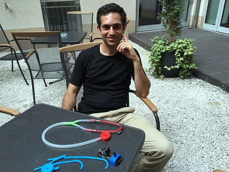 Tarek loubani mit einem Stethoskop aus dem 3D-Drucker