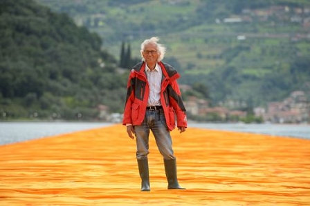 Christo bei seiner aktuellen Installation, auf den schwimmenden Stegen "The Floating Piers" am Iseosee in Nord-Italien 