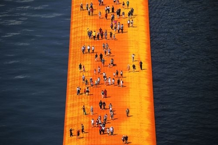 Menschen auf den "Floating Piers" von Christo