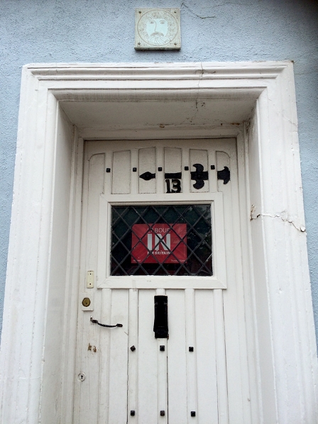 Tür mit In-Flugblatt im Fenster