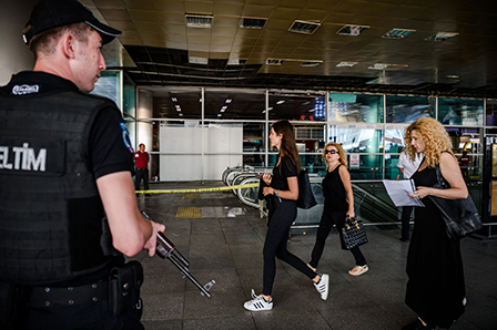 Polizei am Atatürk Flughafen 