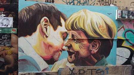 Plakat: Merkel knutscht mit Tsipras