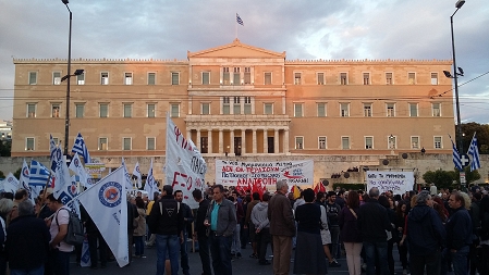 Menschen protestieren in Athen