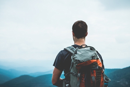 Backpacker/Wanderer schaut über eine Landschaft