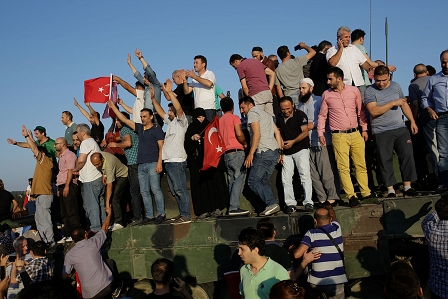 Militärputsch in der Türkei: Menschen stehen auf Panzer